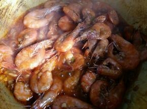 倒入料酒，生抽，老抽，白糖，中火翻炒。