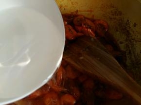 倒入半碗水，撒适量盐，煮5分钟。