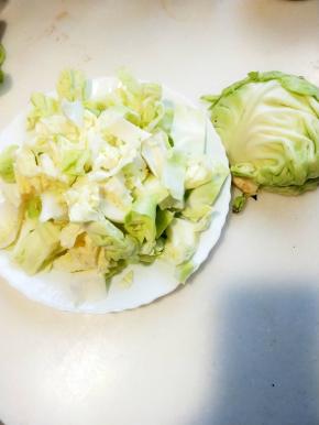 包菜切成块状清洗干净备用