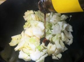 翻炒几分钟加入蚝油