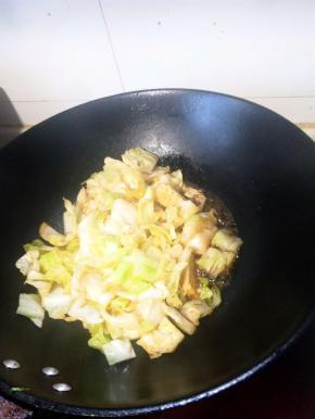 炒至包菜变软，尝味，
