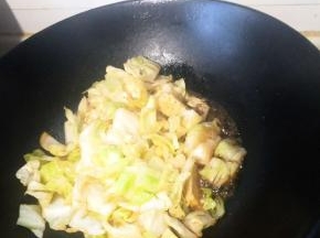 炒至包菜变软，尝味，