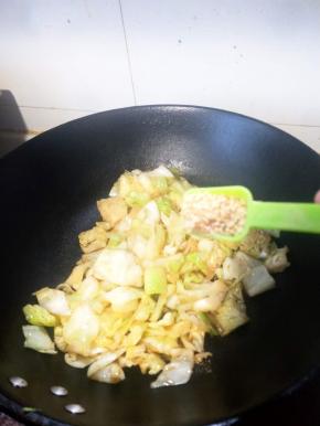 加入鸡精翻炒均匀就可以出锅了。