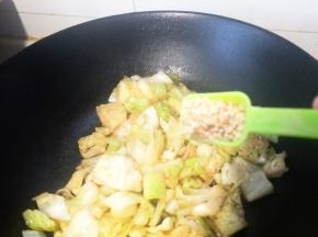 加入鸡精翻炒均匀就可以出锅了。