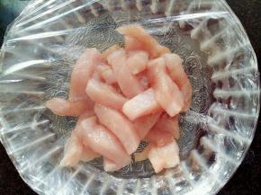 里脊肉切长条，放入半勺盐，少许胡椒粉，1勺生抽，腌制20分钟。