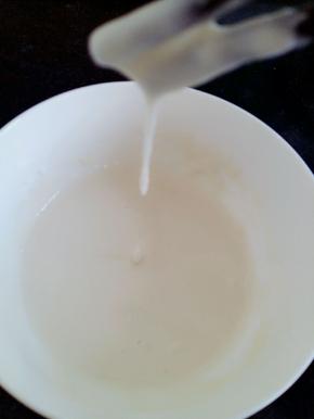 一勺面粉，一勺淀粉，两勺水，调一个面糊。用筷子拿起，面糊成一条线往下留就可以了。