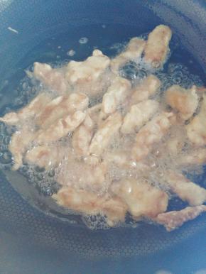 炸好后，油温升至6成热，复炸一次。第一次炸是为了定型，复炸是为了让表面上色而且更酥脆，还能炸出里面多余的油脂。