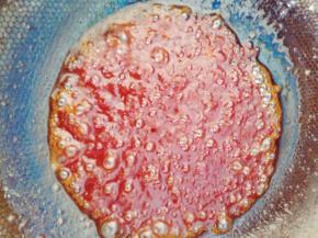 锅里留少许油，放入两勺番茄酱，一勺生抽，一勺白糖，两勺香醋，翻炒均匀。（香醋不太酸，所以放了两勺，如果是陈醋，放一勺就可以。建议还是尝一下味道，酸甜就可以。）