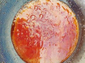 炒出红油，而且浓稠之后就可以了。