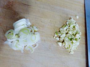 准备蒜末，葱花。