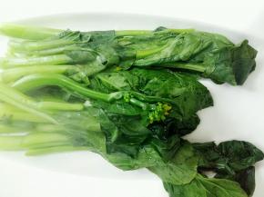 菜心放入开水中烫一下，水里加一点点盐，30秒就拿出来。绿叶蔬菜含有草酸，所以我习惯焯一下水。因为后面还要煮的，所以微微烫一下就行。不用煮熟。