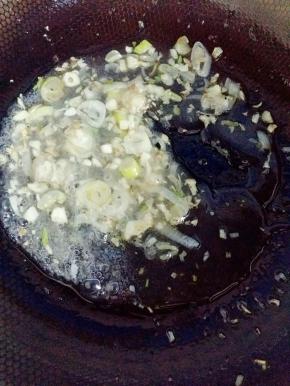 锅里放少许油，倒入蒜末葱花炒出香味。两勺水一勺淀粉混合后倒入。