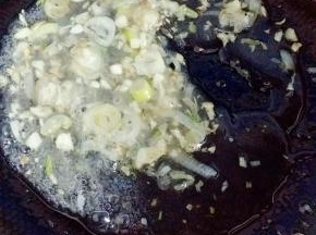 锅里放少许油，倒入蒜末葱花炒出香味。两勺水一勺淀粉混合后倒入。