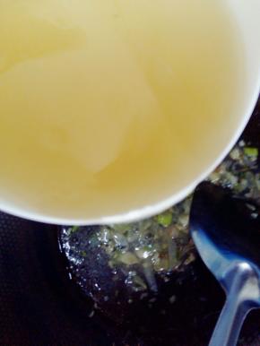 倒入一碗大骨汤。