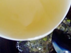 倒入一碗大骨汤。