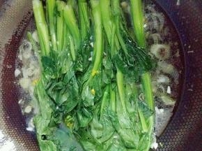 菜心放入。煮开。