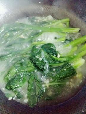煮的过程中火，汤煮开后，继续把菜心煮熟。我的骨汤中没有加盐，是清汤，所以菜心煮熟后就在锅里加少许盐，一滴生抽调味。