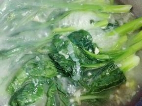 煮的过程中火，汤煮开后，继续把菜心煮熟。我的骨汤中没有加盐，是清汤，所以菜心煮熟后就在锅里加少许盐，一滴生抽调味。