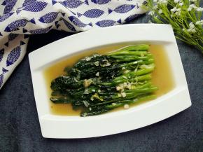 菜心夹出来摆盘，上面浇上锅里剩余的汤汁即可。