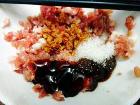 调肉末：五花肉末加入葱头酥，蚝油，白糖，料酒