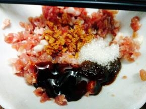 调肉末：五花肉末加入葱头酥，蚝油，白糖，料酒
