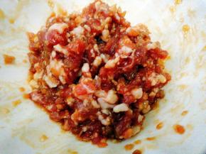 搅拌均匀后腌制备用。