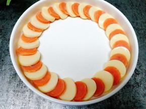 将玉子豆腐火腿肠切片摆盘，一块玉子豆腐一块火腿肠片绕着盘子的一周摆放。