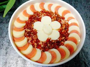 剩下的玉子豆腐码在盘子中间，将肉馅放入豆腐间的缝隙中，绕一圈摆放。