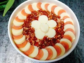 剩下的玉子豆腐码在盘子中间，将肉馅放入豆腐间的缝隙中，绕一圈摆放。