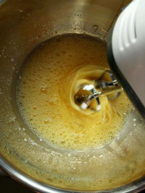 鸡蛋打入搅拌盆，加入糖粉，中速打发。（此款是海绵蛋糕，为全蛋打发。）