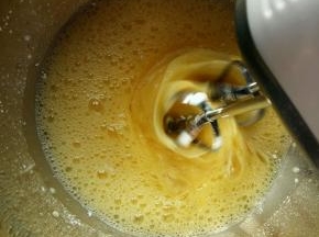 鸡蛋打入搅拌盆，加入糖粉，中速打发。（此款是海绵蛋糕，为全蛋打发。）