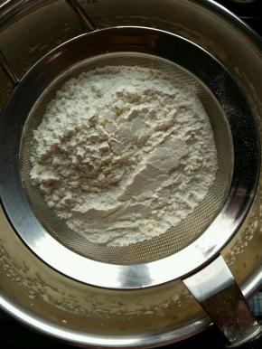 蛋液打发至划出纹路不易消失，低粉筛入。