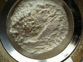 蛋液打发至划出纹路不易消失，低粉筛入。