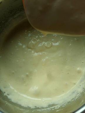 用硅胶铲翻拌均匀，加入玉米油翻拌均匀，不能画圈圈搅拌。