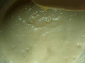 用硅胶铲翻拌均匀，加入玉米油翻拌均匀，不能画圈圈搅拌。