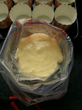 装入裱花袋，为了好入模具，此步可以省略。