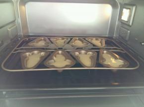 挤入胡萝卜蛋糕模中，九分满。放入烤箱，烤箱是170度预热好的。烤15分钟。