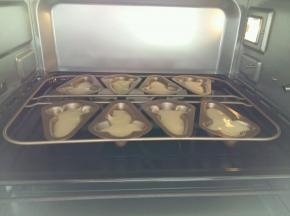 挤入胡萝卜蛋糕模中，九分满。放入烤箱，烤箱是170度预热好的。烤15分钟。