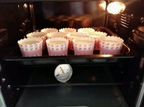 剩下的蛋糕糊做杯子蛋糕，九分满。放入170度预热好的烤箱，烤20分钟。（这个是长帝烤箱。）