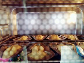 美的烤箱里的小蛋糕。