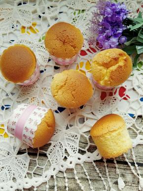 杯子蛋糕上面上色重了点。