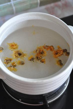 放入金盏菊。