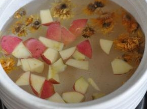 将苹果切丁放入。