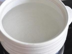 砂锅里加入水。