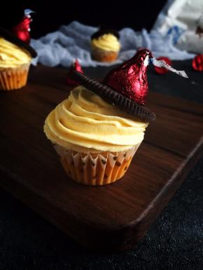 将奶油装入裱花袋，用8嘴裱花嘴从外到里的手法在蛋糕上挤上奶油。
将奥利奥去夹心，在中间位置挤上少许奶油，放上好时巧克力，做成女巫的帽子。倾斜放在奶油玛芬上就完成啦。