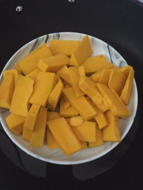 南瓜去皮蒸熟，压成泥备用。泡打粉、低筋面粉过筛备用。