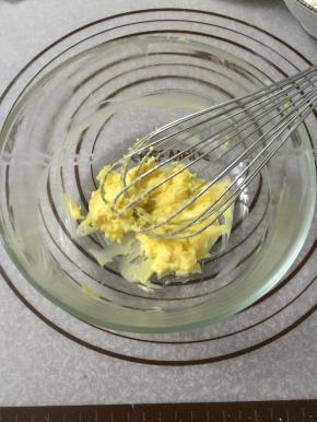 黄油室温软化，先用打蛋器搅拌一下。
加入细砂糖，盐搅打至糖完全融化，黄油颜色变白，体积变大。