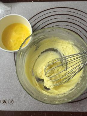 分多次加入蛋液，每次加入都必须拌匀后才能继续加入，避免水油分离状况发生。