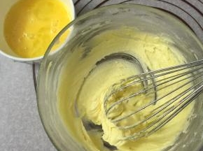 分多次加入蛋液，每次加入都必须拌匀后才能继续加入，避免水油分离状况发生。