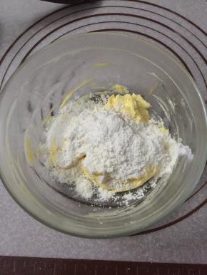 加入三分之一的粉类，搅拌均匀。